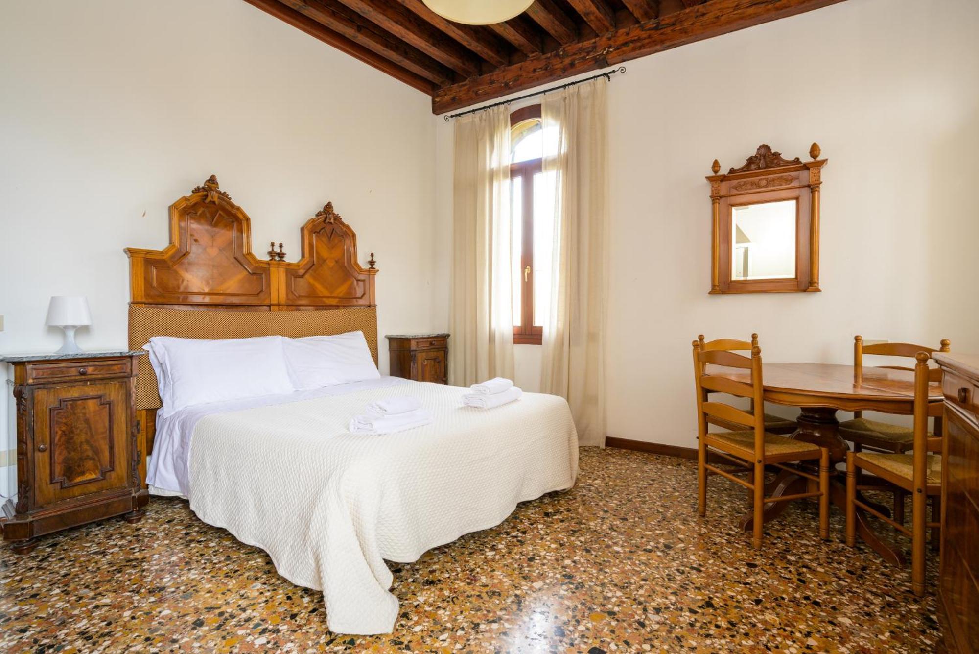 San Trovaso Apartment *